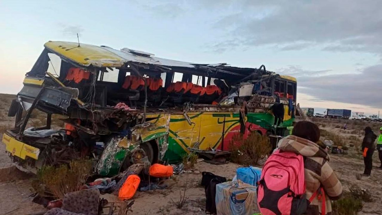 Trágico-accidente-en-Bolivia-choque-de-autobuses-deja-al-menos-37-muertos-y-decenas-de-heridos