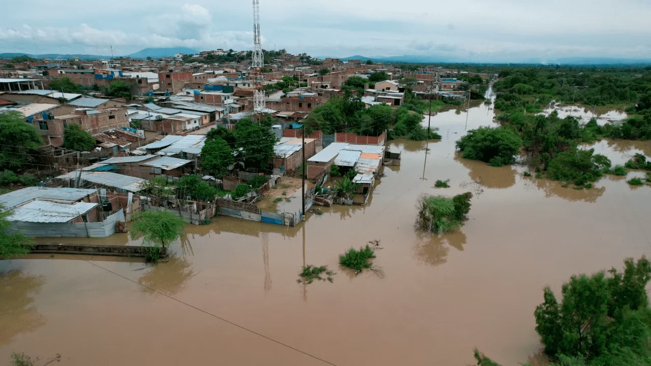 Lluvias-intensas-en-Tumbes-causan-inundaciones-y-emergencias,-incluyendo-familia-atrapada-por-desborde-del-río