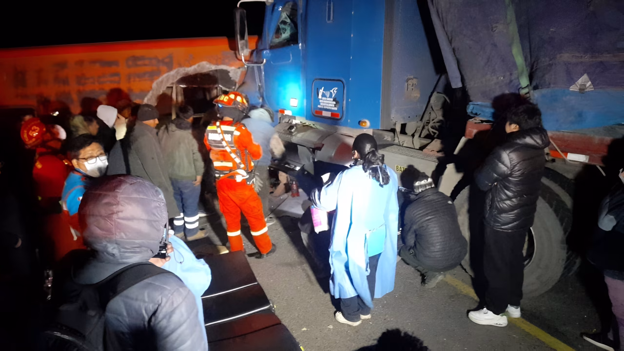 Choque entre bus y tráiler en Santa Lucía dejó al menos tres muertos y 12 heridos