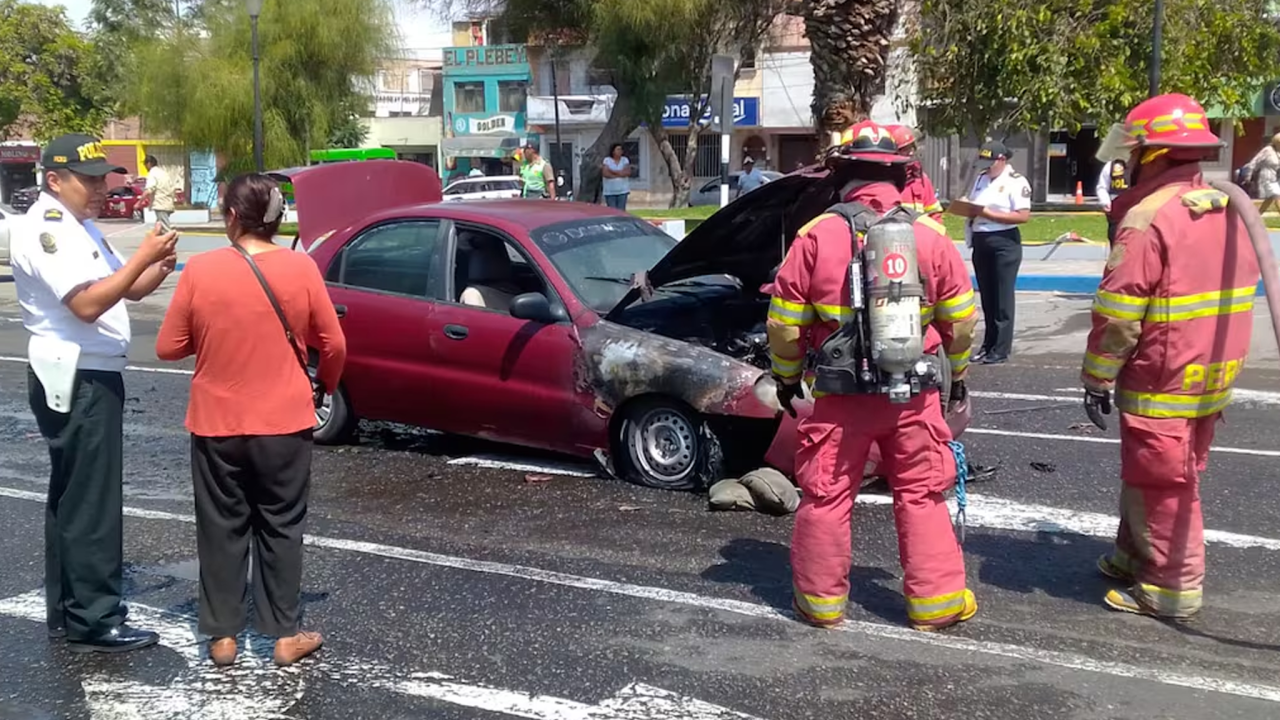 Conductora-se-salva-de-morir-tras-incendiarse-su-auto-en-plena-avenida-Grau,-en-Tacna