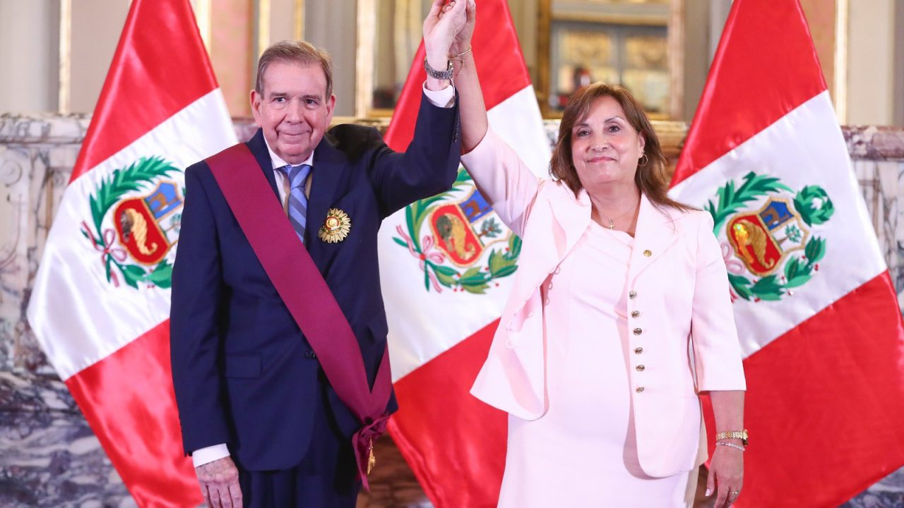 Dina Boluarte recibe a Edmundo González Urrutia y lo condecora en Palacio de Gobierno