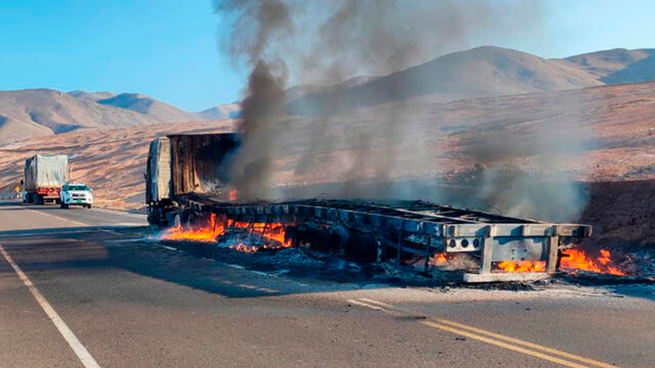 Incendio-Consume-Camión-en-la-Carretera-Costanera-Conductor-Logra-Salir-a-Tiempo