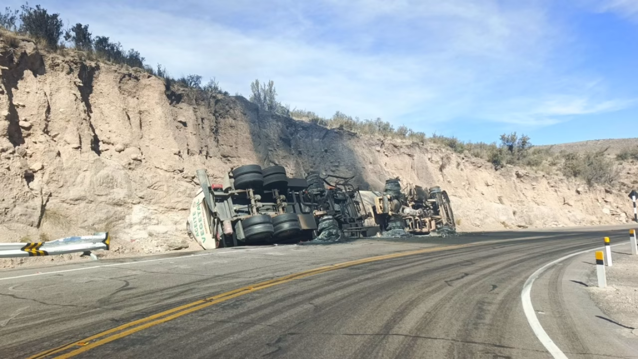 Trailer Boliviano se Incendia y Muere Chofer en Fatal Accidente