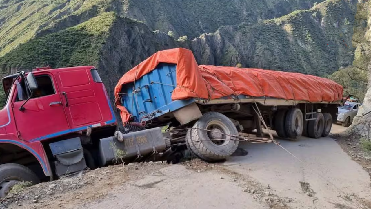 Tráiler-queda-al-borde-del-abismo-en-la-ruta-Huancayo-–-Ayacucho